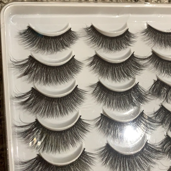 20 pairs of lashes - Picture 2 of 3
